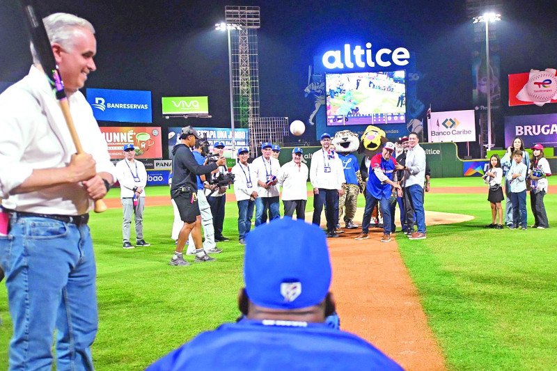 Licey inicia venciendo 4-3 a los Leones del Escogido en diez entradas