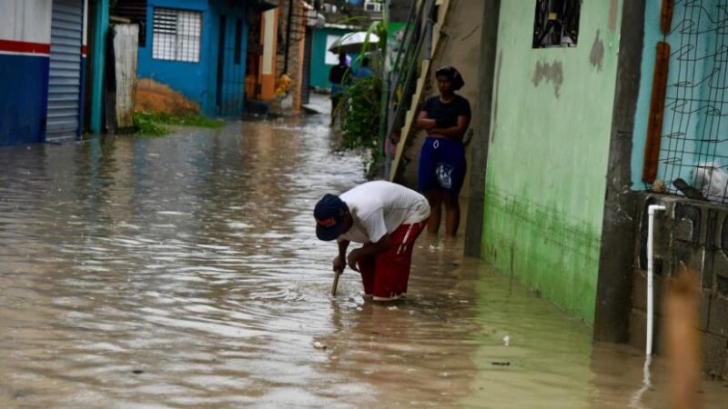 Un hombre es arrastrado  por cañada, 915 desplazados y 610 mil sin agua potable