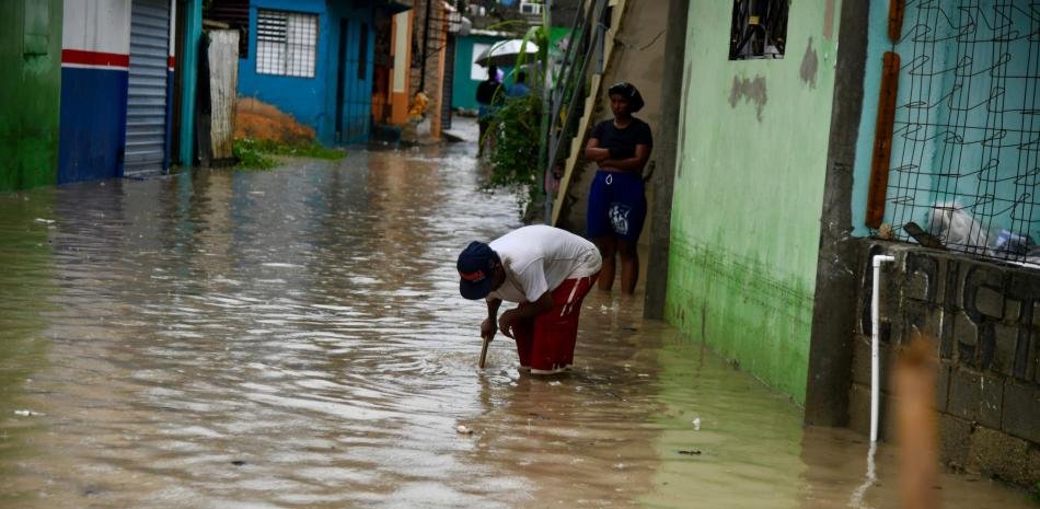 Un hombre es arrastrado por cañada, 915 desplazados y 610 mil sin agua potable