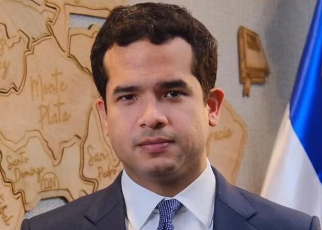 Omar Fernández exige cumplir la ley y liberar de impuestos salarios de hasta RD$52,000