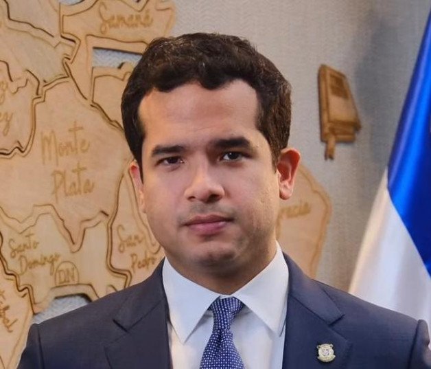Omar Fernández exige cumplir la ley y liberar de impuestos salarios de hasta RD$52,000