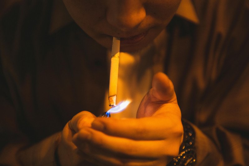 Dejar de fumar, aunque sea tarde, implica menos riesgo de demencia