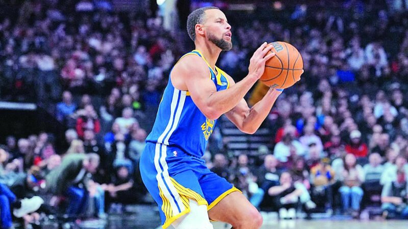 Stephen Curry lidera los salarios de la NBA
