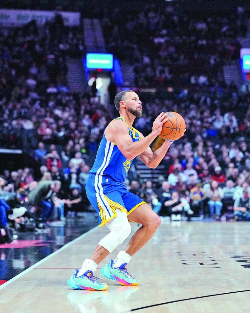 Stephen Curry lidera los salarios de la NBA
