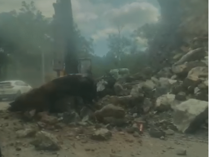 Tratan de restablecer el tránsito en carretera Jarabacoa por derrumbe