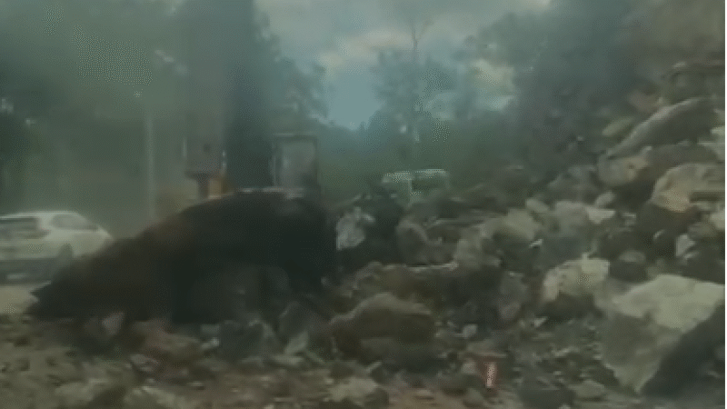 Tratan de restablecer el tránsito en carretera Jarabacoa por derrumbe