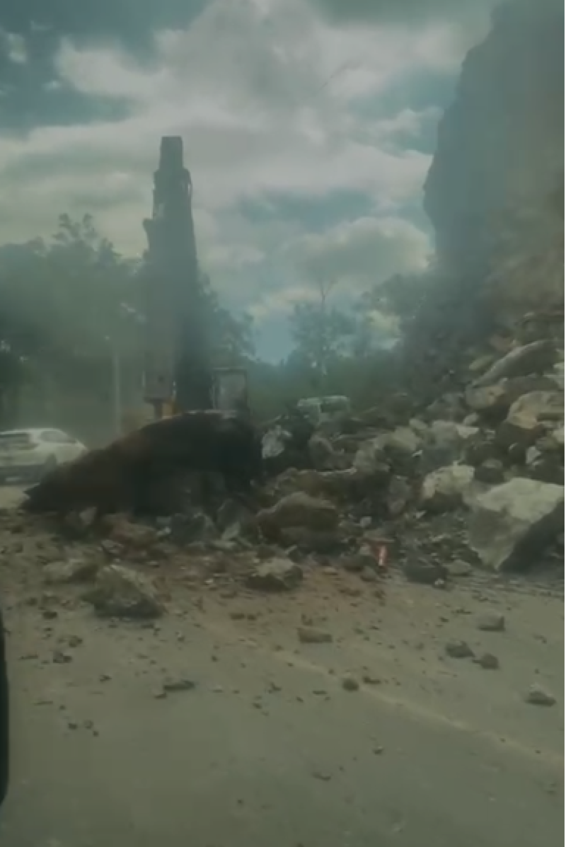 Tratan de restablecer el tránsito en carretera Jarabacoa por derrumbe