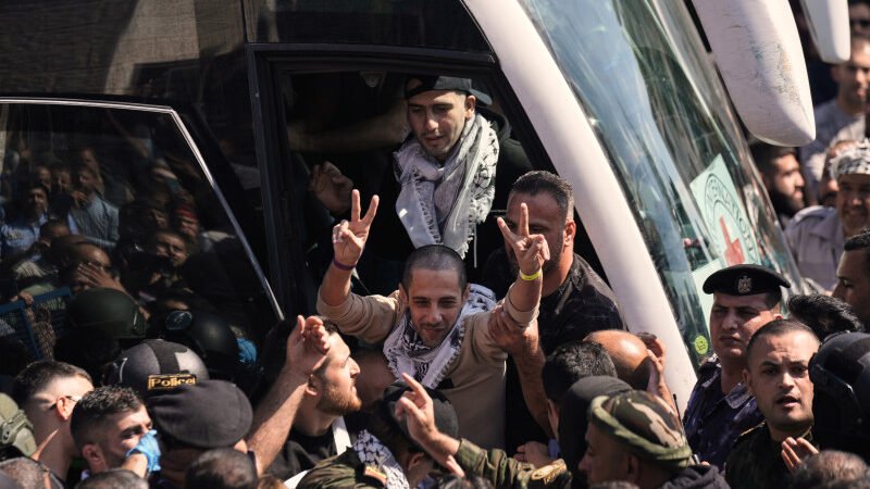Salen libres rehenes vivos y prisioneros palestinos