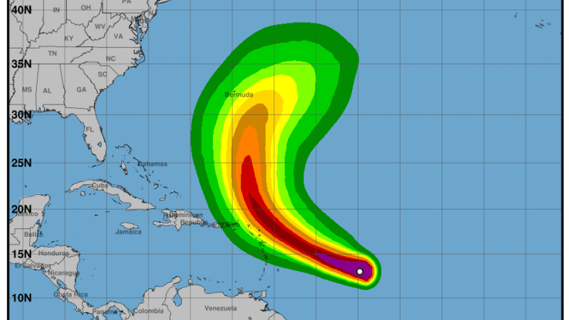 Jerry crece en el Atlántico y podría ser huracán el fin de semana
