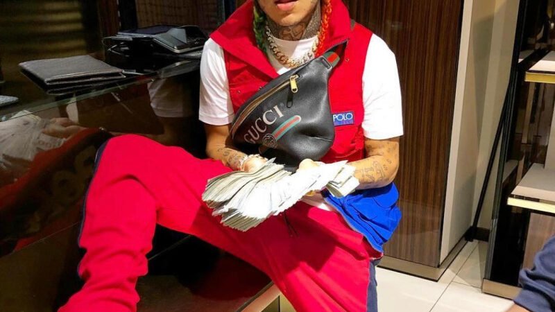 Madre de Tekashi es retenida a punto de pistola mientras varios hombres saqueaban la casa del rapero