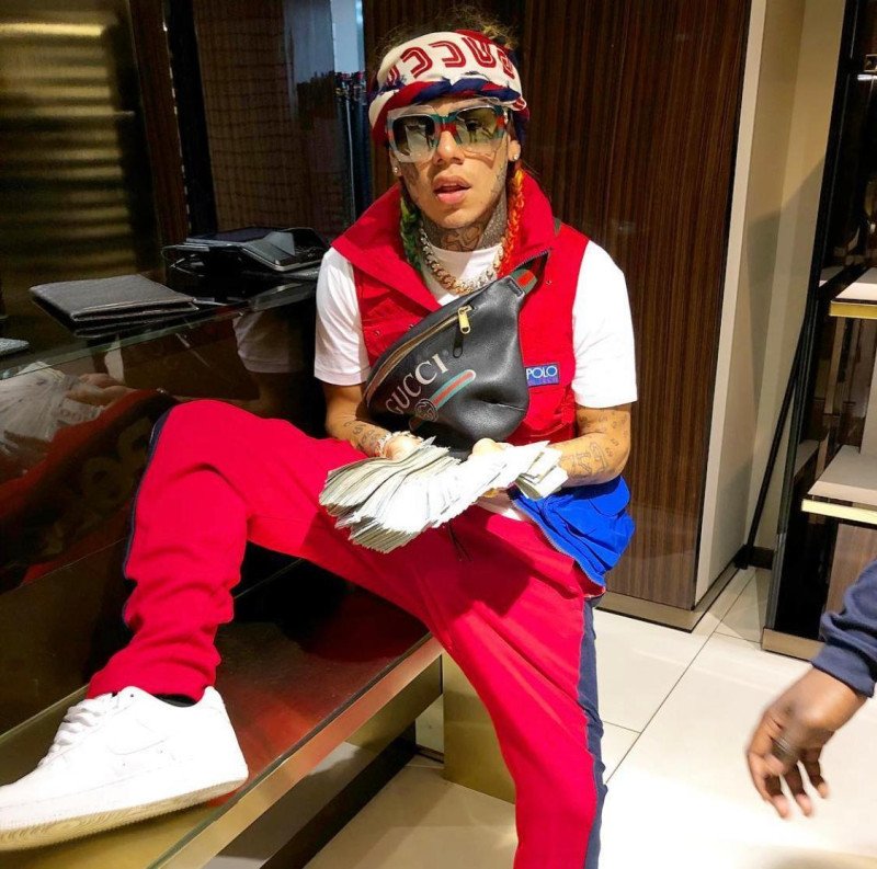 Madre de Tekashi es retenida a punto de pistola mientras varios hombres saqueaban la casa del rapero