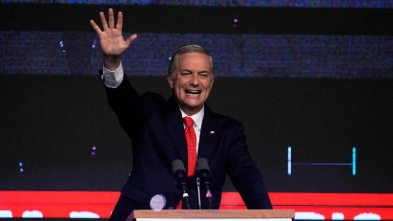 Ultranacionalista delante en popularidad