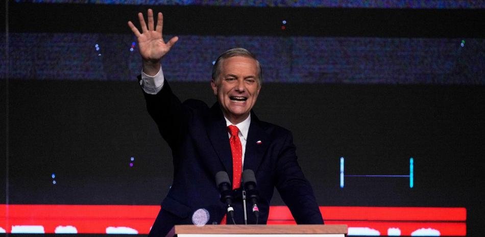 Ultranacionalista delante en popularidad