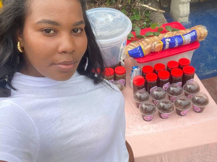 Una madre joven que vende dulces para darle sabor a su amarga vida