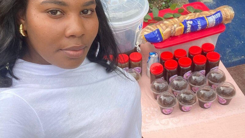 Una madre joven que vende dulces para darle sabor a su amarga vida