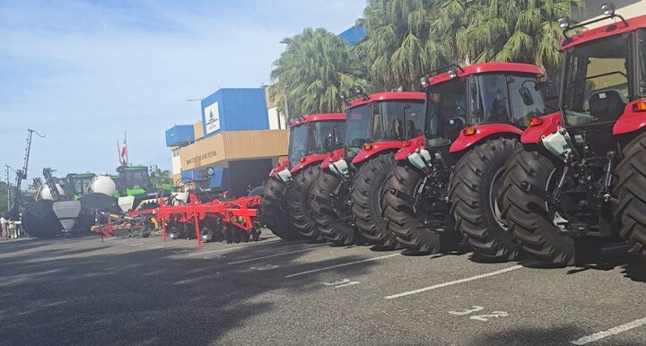 Entregan maquinarias  Agriculas para reducir mano de obra extranjera