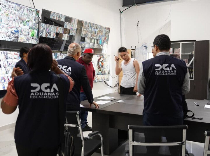 Intervienen tiendas chinas en Azua