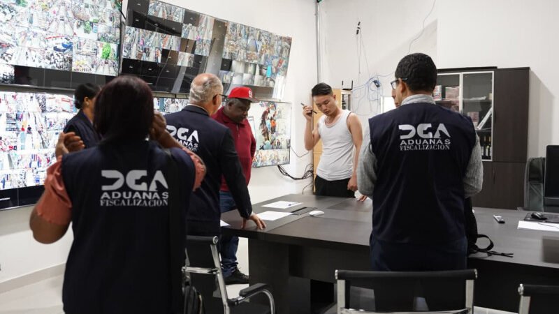 Intervienen tiendas chinas en Azua