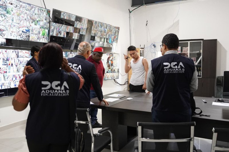 Intervienen tiendas chinas en Azua