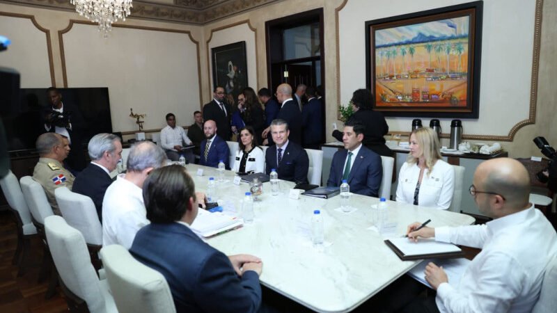 A puertas cerradas con el presidente Luis Abinader