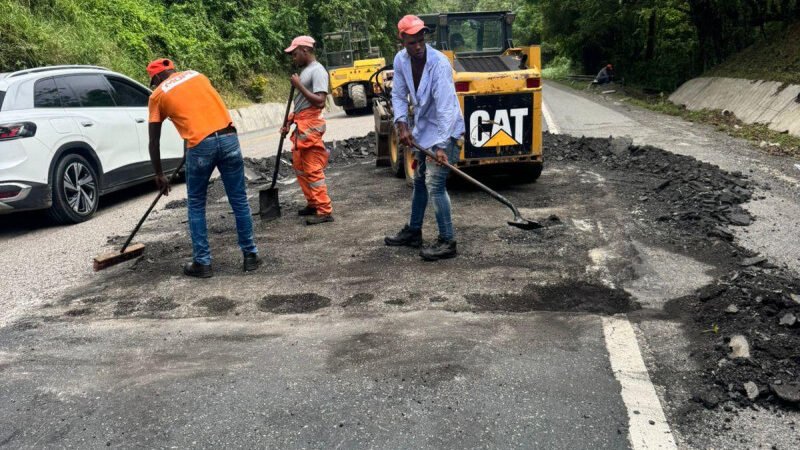 Obras Públicas  bachea el GSD de calles afectadas por el huracán Melissa