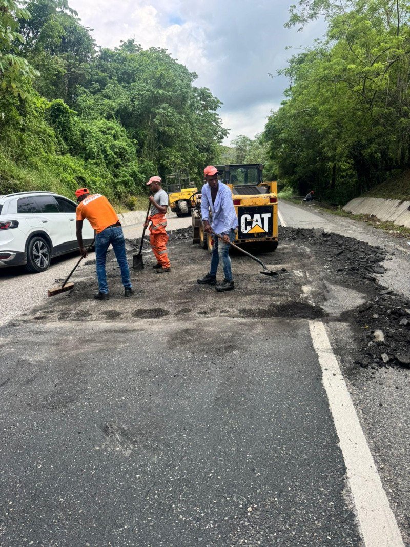 Obras Públicas  bachea el GSD de calles afectadas por el huracán Melissa