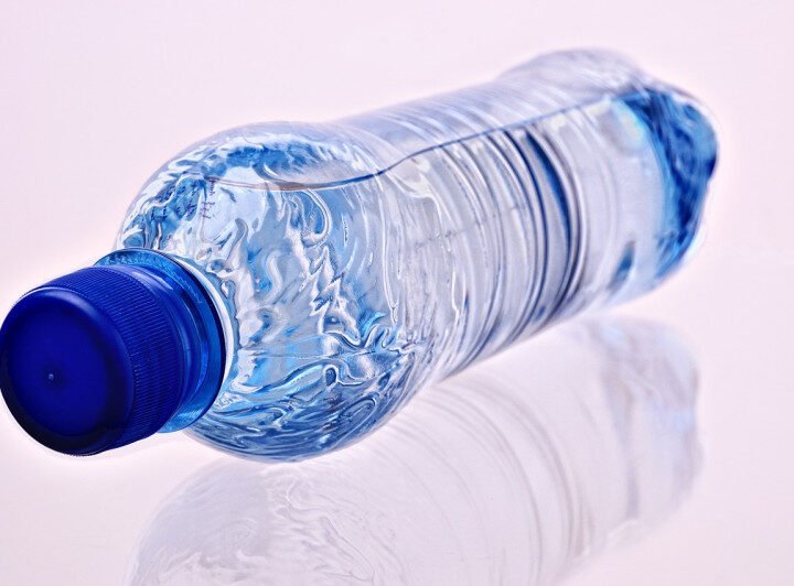 Cierra Salud plantas envasadoras de agua con materia y bacteria fecales