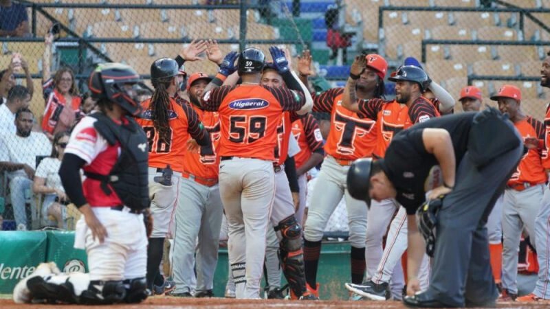 Los Toros aplastan al Escogido