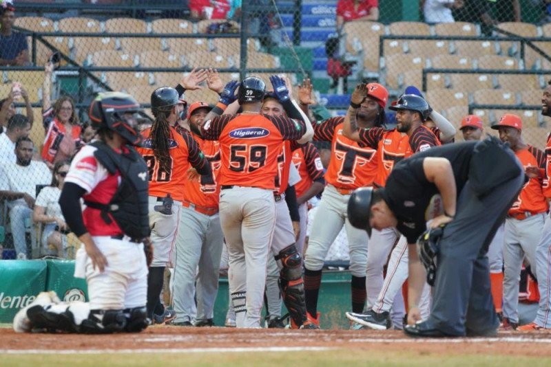 Los Toros aplastan al Escogido