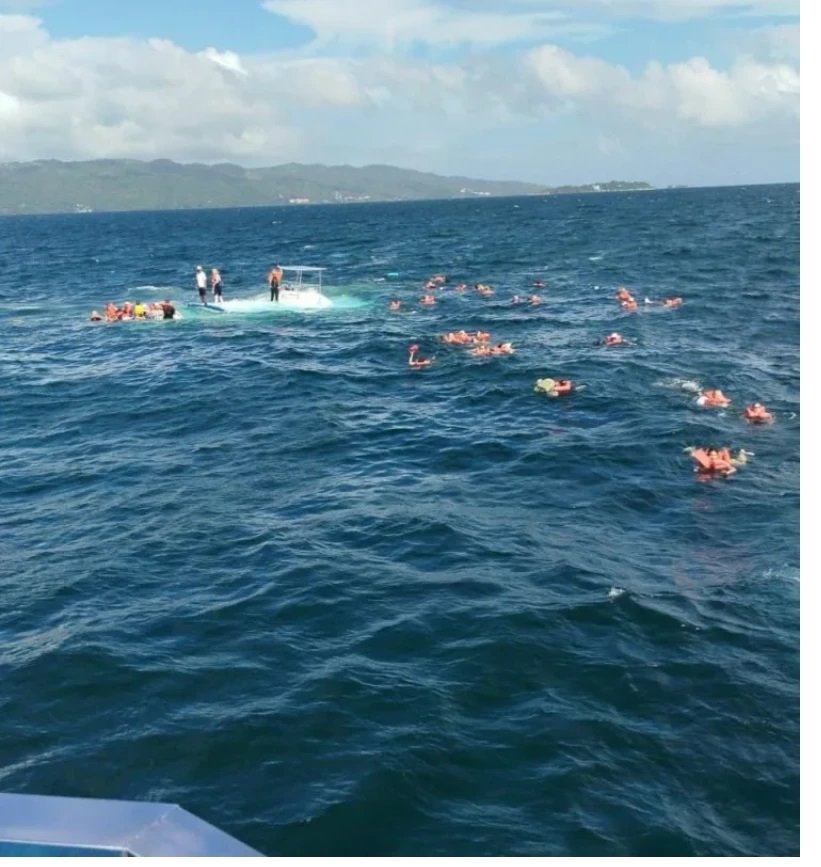 Naufraga de embarcación en la bahía de Samaná