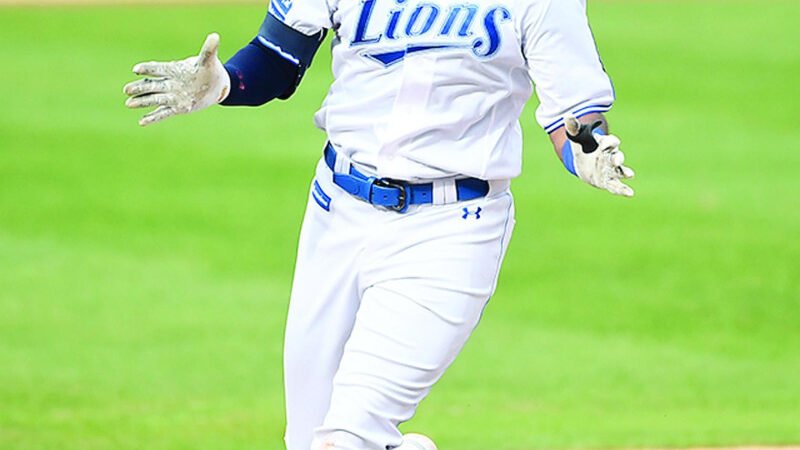 Lewin Díaz, jonronero histórico en Corea