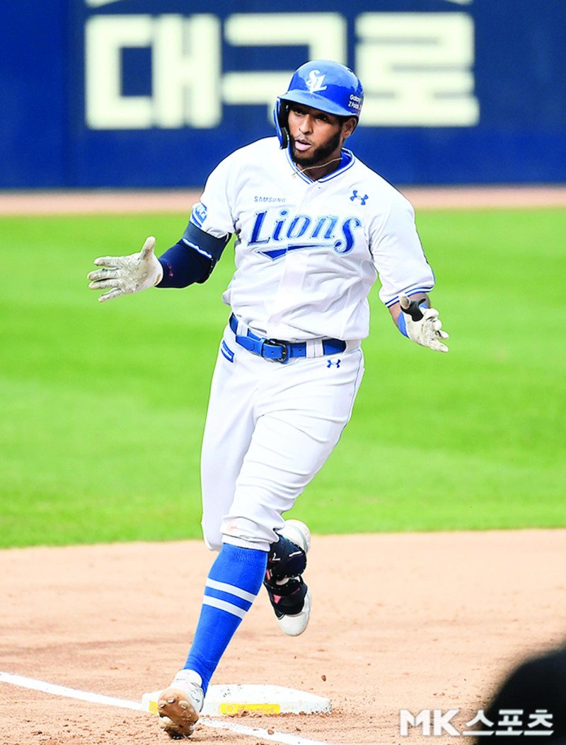 Lewin Díaz, jonronero histórico en Corea