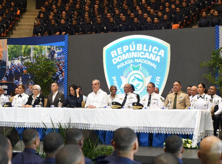 Gobierno gradúa 2,421 agentes bajo reforma policial
