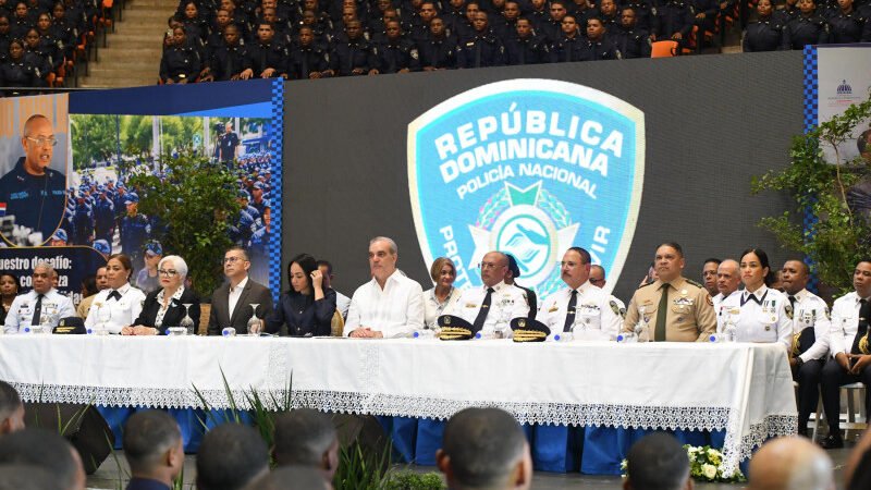 Gobierno gradúa 2,421 agentes bajo reforma policial