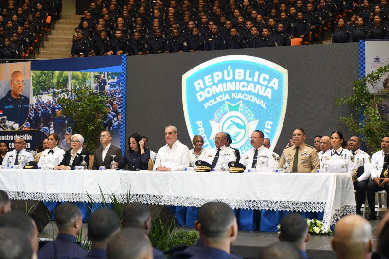 Gobierno gradúa 2,421 agentes bajo reforma policial