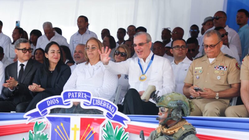 Luis Abinader encabeza desfile por  la Constitución dominicana