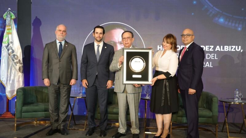Foro Económico elDinero 2025 reconoce al gobernador del Banco Central y apuesta a República Dominicana como hub logístico