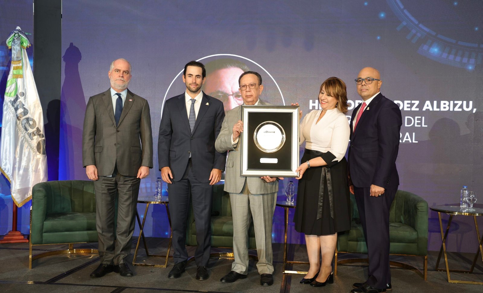 Foro Económico elDinero 2025 reconoce al gobernador del Banco Central y apuesta a República Dominicana como hub logístico