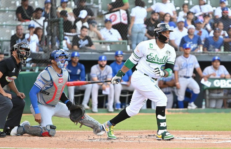 Estrellas blanquean 4-0 al Licey