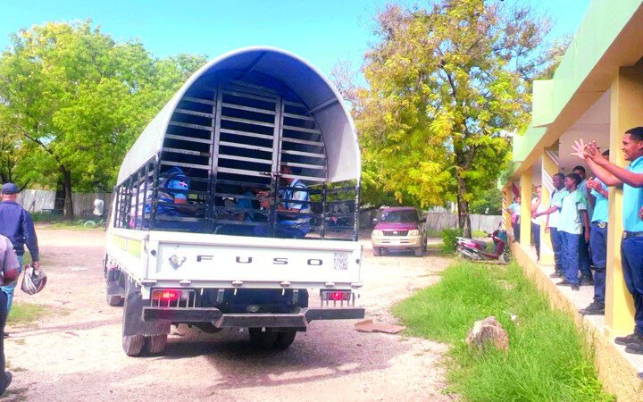 Policia Nacional repele enfrentamiento de estudiantes del Liceo Dr. Federico Henríquez y Carvajal en Barahona