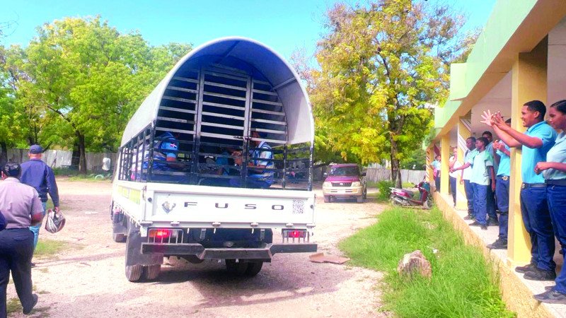 Policia Nacional repele enfrentamiento de estudiantes del Liceo Dr. Federico Henríquez y Carvajal en Barahona