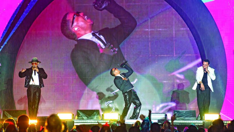 El grupo Ilegales protagoniza un show nostálgico y festivo por sus 30 años en la música