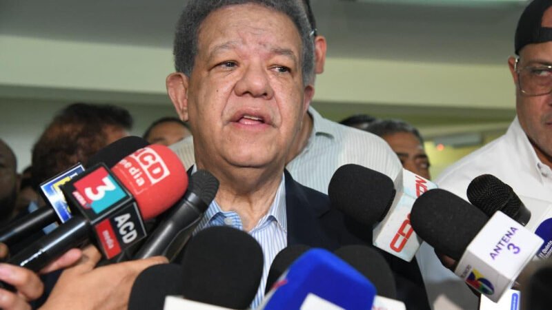 Leonel dice «solo hay una explicación» de salida de servicio del Metro