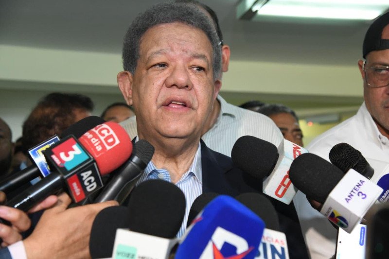 Leonel dice «solo hay una explicación» de salida de servicio del Metro