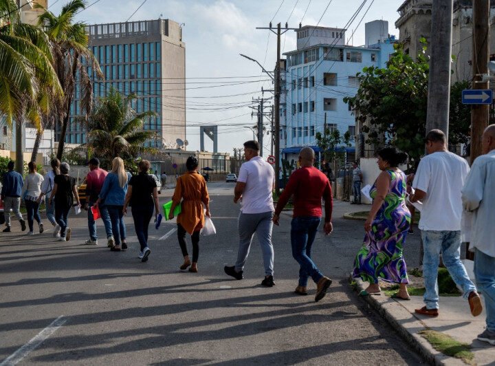 Ponen fin a programa migratorio de reunificación familiar a 7 países