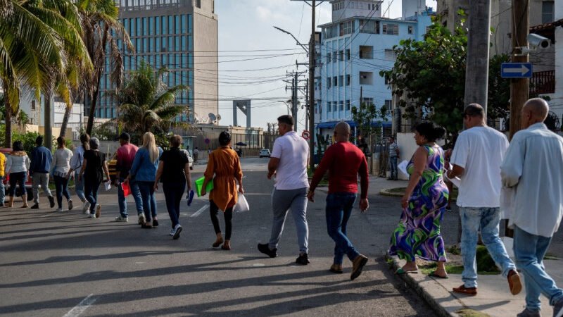 Ponen fin a programa migratorio de reunificación familiar a 7 países