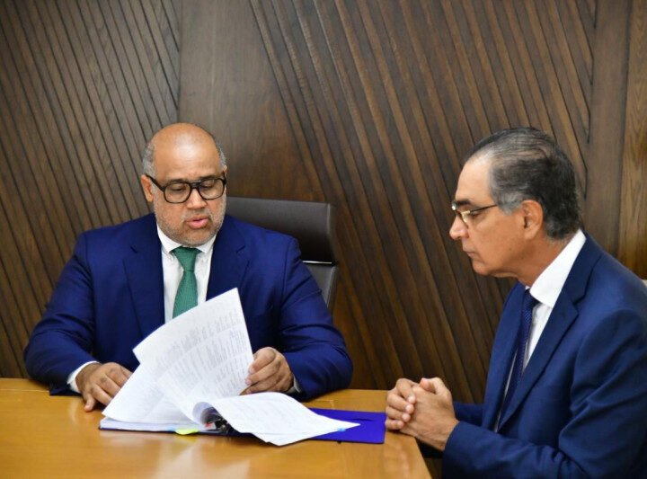 “Aportó en la campaña” o “hay que ayudarlo”, frases de Santiago Hazim para contratos, dice el MP