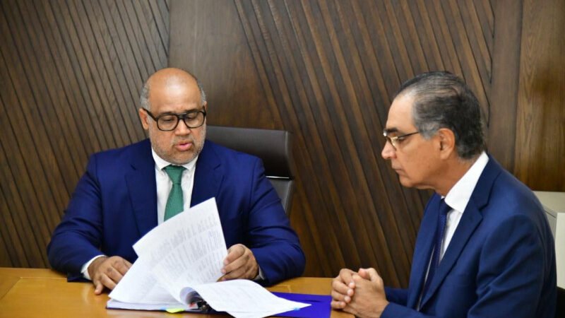 “Aportó en la campaña” o “hay que ayudarlo”, frases de Santiago Hazim para contratos, dice el MP