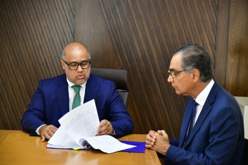 “Aportó en la campaña” o “hay que ayudarlo”, frases de Santiago Hazim para contratos, dice el MP