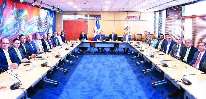 Valdez Albizu pide prudencia a bancos para preservar estabilidad